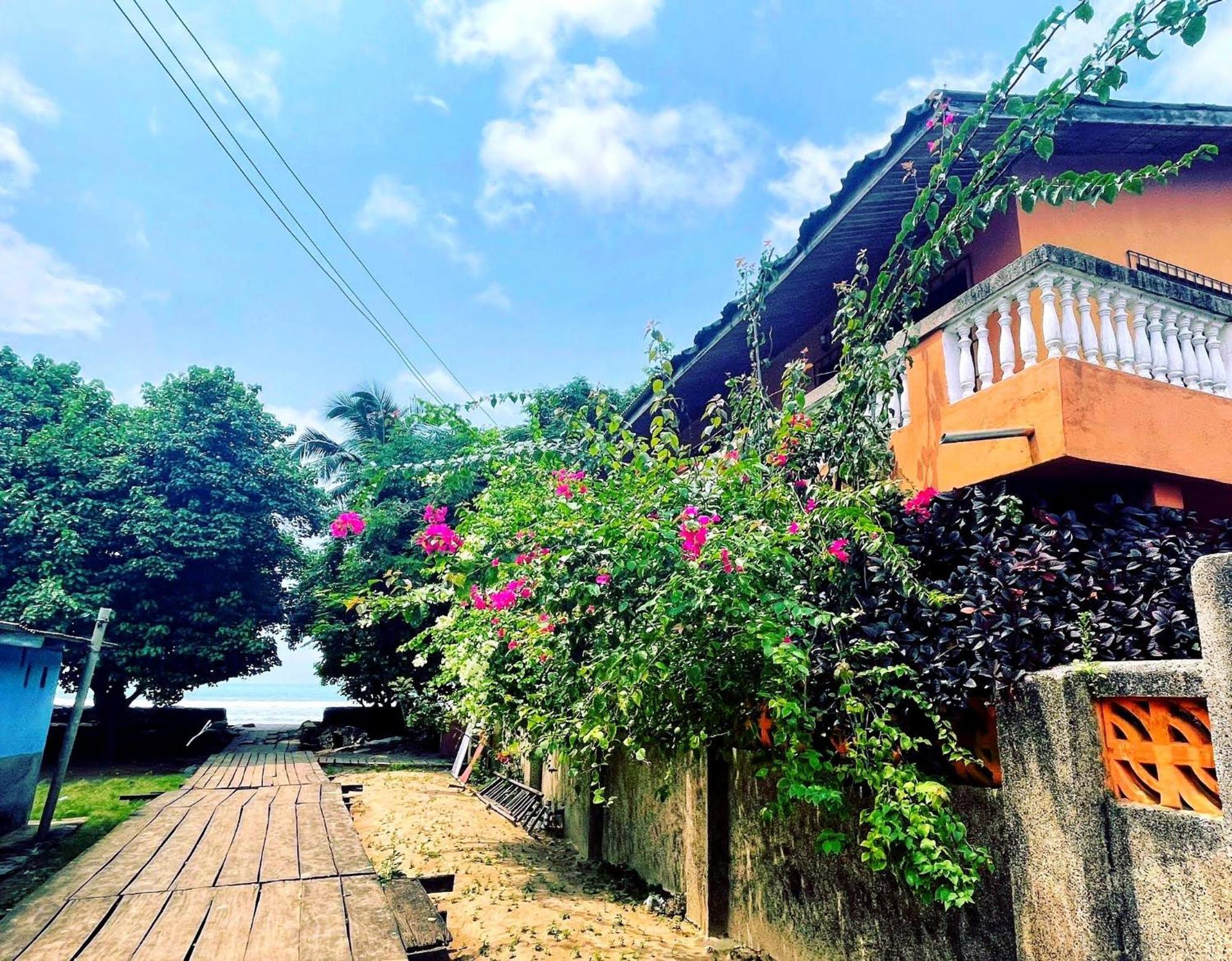 Busua Inn Buitenkant foto